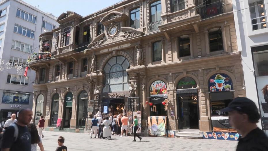 Çiçek Pasajı'nın Görünümünde Yaşanan Değişiklikler Tartışma Yarattı