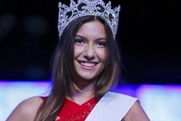 Miss Türkiye Buse İskenderoğlu üstsüz poz verdi!  Eliyle kapattı, sosyal medya yıkıldı
