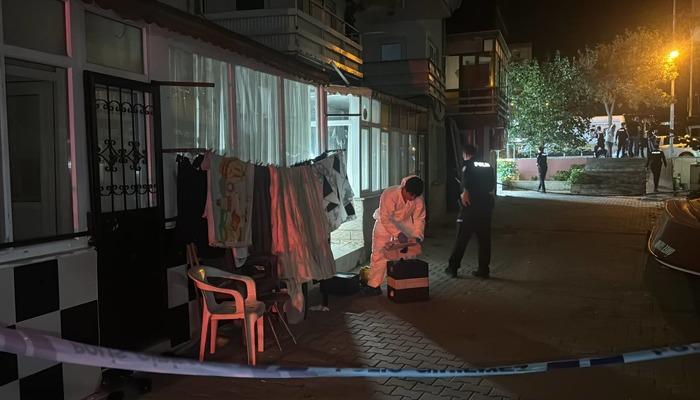 Yer: Büyükçekmece! 18 suçtan aranan şüpheli, evine koşan polis ekiplerine ateş açarak intihar etti.