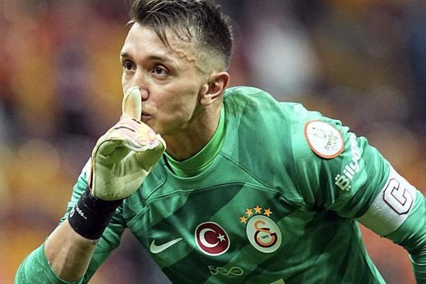 Sezona patlayıcı bir başlangıç ​​yapan yıldız kaleci Muslera'nın yerini aldı! Galatasaray Süper Lig'de hareketli günler