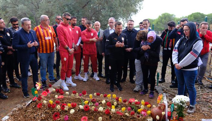 Galatasaraylı oyuncular, teknik heyet ve yönetim Yiğit’in mezarını ziyaret etti