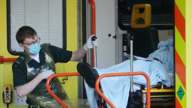 İngiltere’de hastaneye kaldırılmak için sedyede saatlerce bekleyen hastaların sayısı artıyor