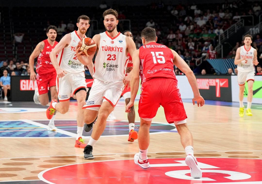 Eurobasket 2025 yarı finalde 12 dev adam! Hikayeyi çeyrek finallerde Polonya'yı geçerek yazıyoruz ... 2