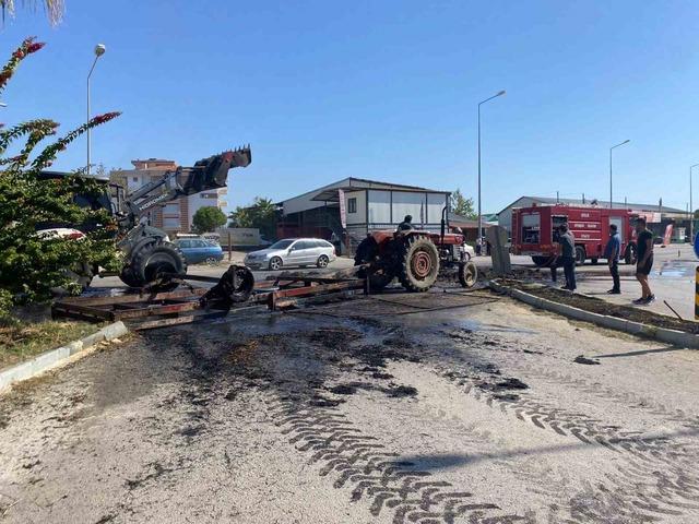 Antalya'da seyir halindeki traktörde saman balyaları alev aldı.