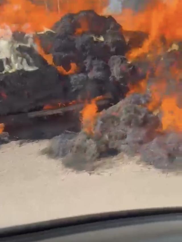 Antalya'da seyir halindeki traktörde saman balyaları alev aldı.