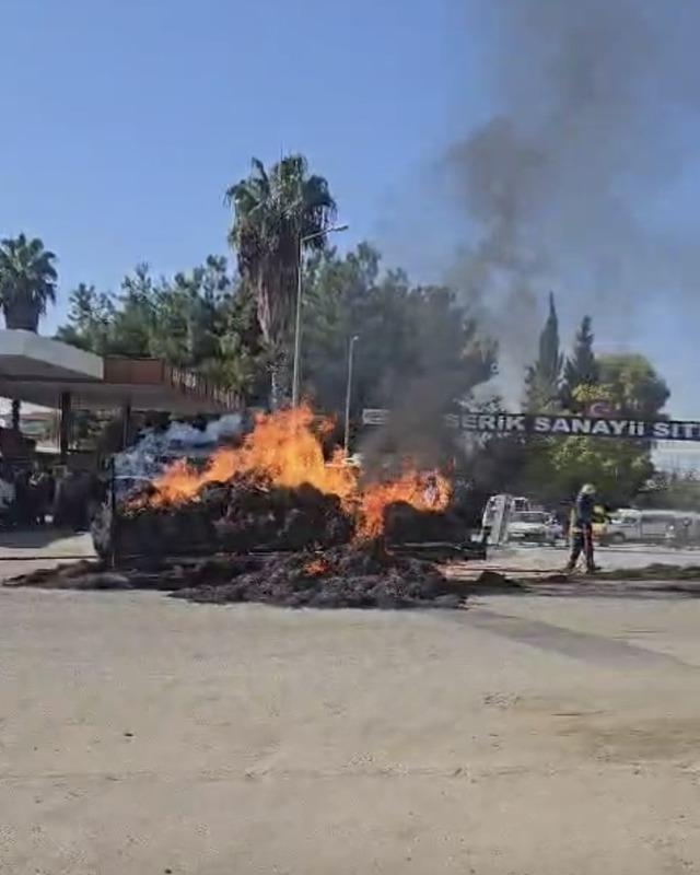 Antalya'da traktör seyir halindeyken saman balyaları alev aldı.