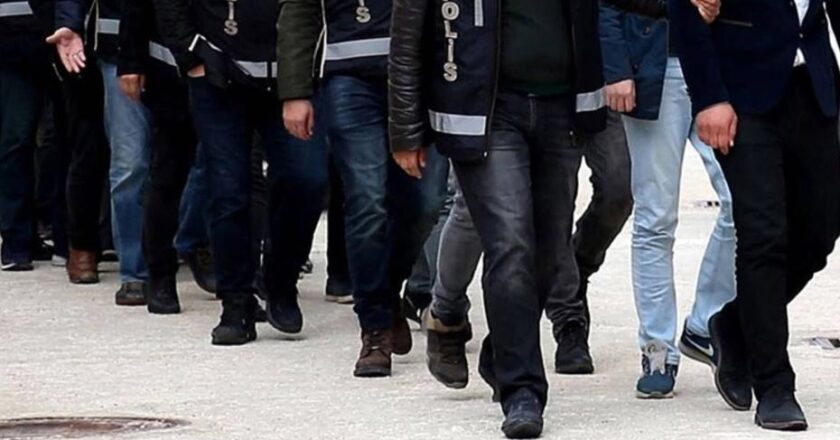 Sultanbeyli’de suç çetesi operasyonu: 20 kişi gözaltında!