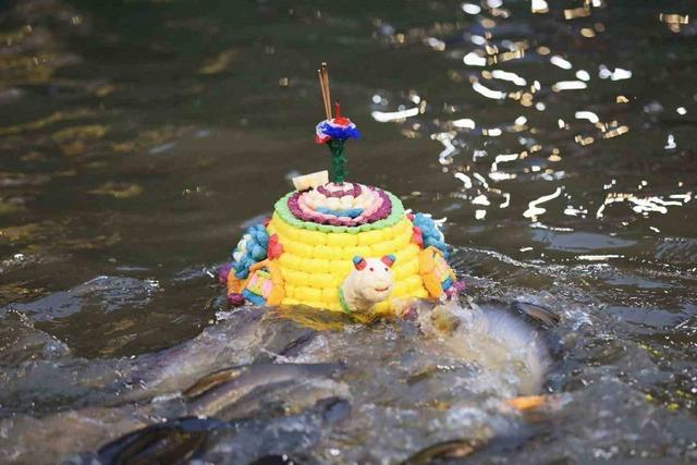 Tayland'da Yüzen Fener Festivali 5