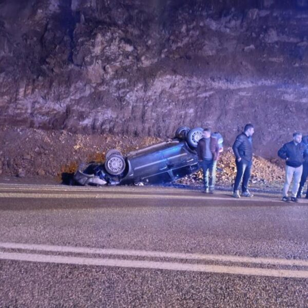 Kayalıklardan kaçarken aracı takla attı