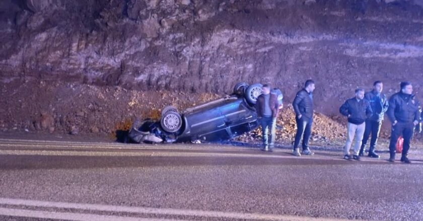 Kayalıklardan kaçarken aracı takla attı