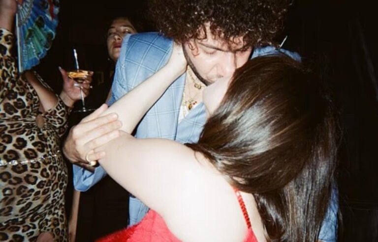 Selena Gomez ve Benny Blanco’nun restoran pozu olay oldu! Hayranlar şaşkına döndü