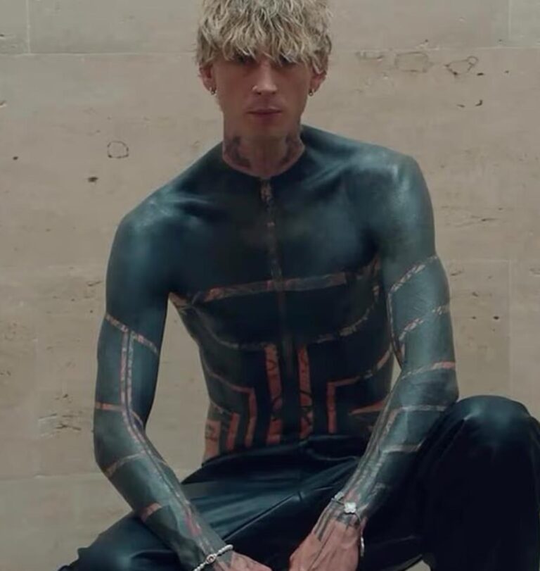 Machine Gun Kelly vücudunu saran dövme yüzünden hastalandı!